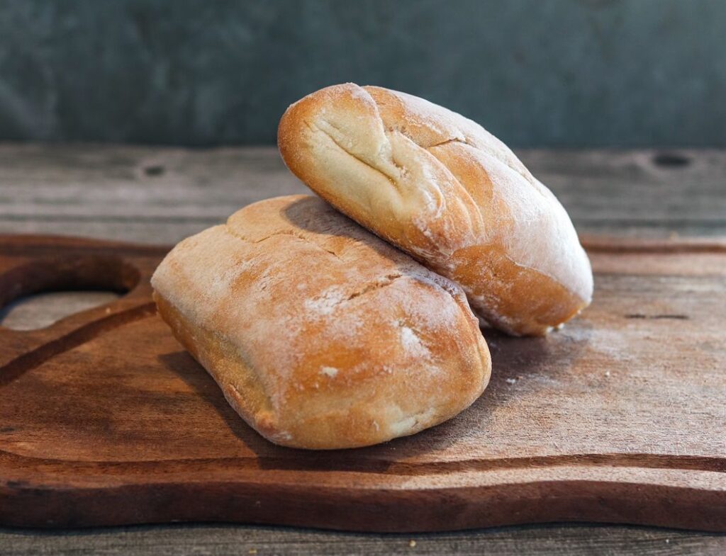 Ciabatta de masa madre con agujeros grandes.