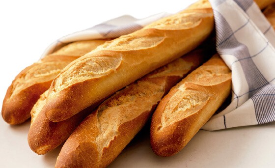 Pan francés crujiente y dorado.