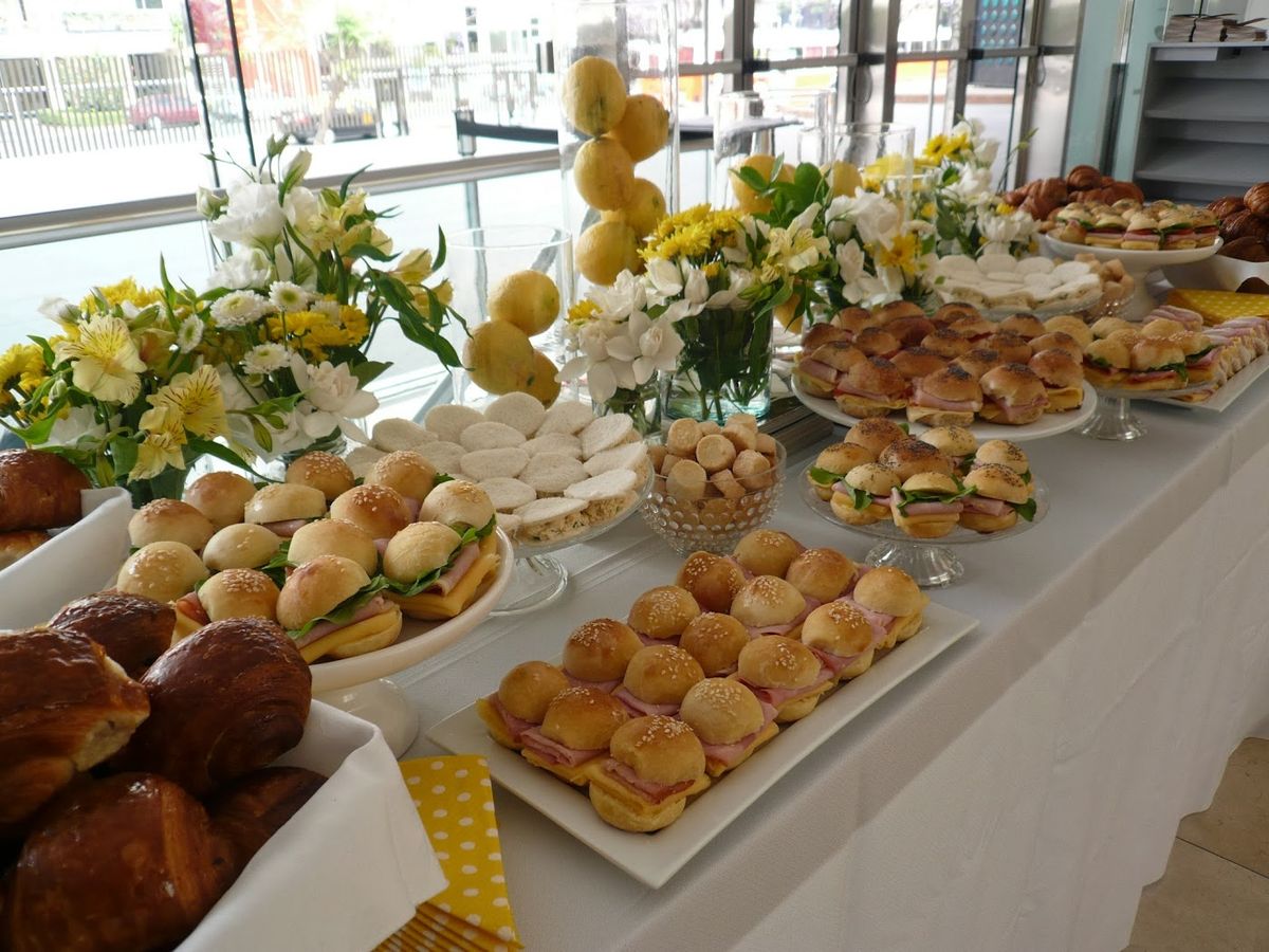 Una mesa llena de bocaditos y dulces para un evento.